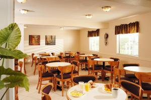 布兰森低语山汽车旅馆的一间在房间内配有桌椅的餐厅