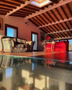 锡耶纳Agriturismo La Corte del Sole的带沙发和游泳池的客厅