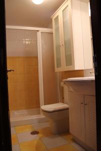 里瓦达维亚艾斯卡西塔斯度假屋的浴室配有卫生间、盥洗盆和淋浴。