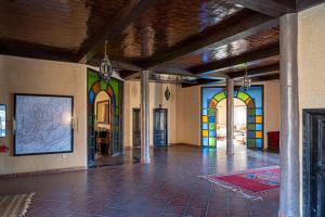 泰夫劳特Auberge Kasbah Chez Amaliya的一间空房,墙壁和地板色彩缤纷,一间房间无意中