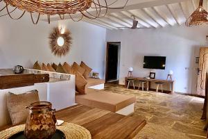 吉汶瓦Antares Villa的带沙发和电视的客厅