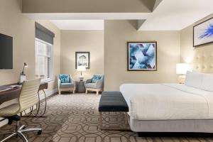 丹佛丹佛白玉兰酒店 - 翠贡精选酒店的酒店客房,配有一张床、一张桌子和椅子