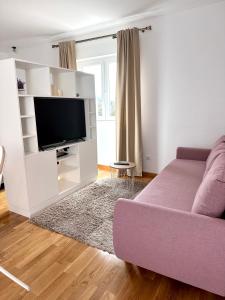 杜布罗夫尼克Madonna Guesthouse II的客厅配有紫色沙发和电视