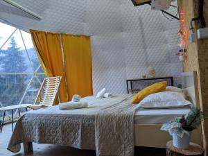 K'edaAjara Glamping Kokotauri的一间卧室设有一张床和一个大窗户