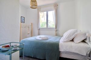 索尔特奥瑟戈尔Clemence Green, Villa Hostal Naou Hossegor- wifi - sauna - salle de sport - netflix的一间卧室配有一张带窗户和桌子的床