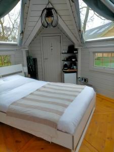 DoezumSterrenzicht的阁楼卧室配有一张白色大床