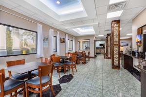 米德韦Baymont by Wyndham Midway Tallahassee的用餐室配有桌椅