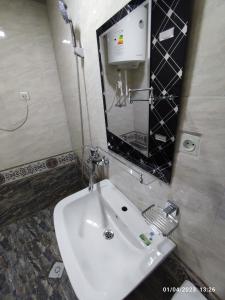 布哈拉Sezam的浴室设有白色水槽和镜子
