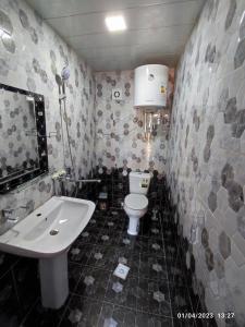 布哈拉Sezam的一间带水槽和卫生间的浴室