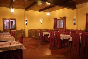 泰夫劳特Auberge Kasbah Chez Amaliya的一间在房间内配有桌椅的餐厅