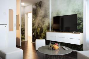 卢布尔雅那Elegant 1-bedroom apartment near hill forest的客厅的墙上配有电视
