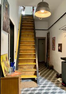 布达佩斯布达佩斯达斯内斯特旅舍的楼梯,位于一个有 ⁇ 形地板的房间