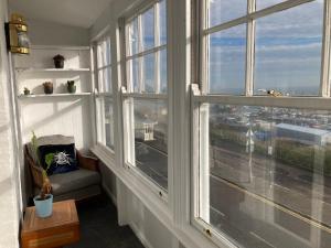 拉姆斯盖特Paragon Home的客房设有大窗户,享有城市美景。