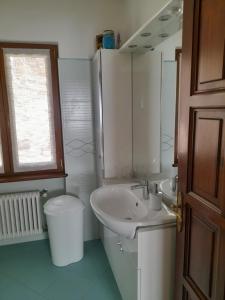大圣玛丽亚Casa Firmina Appartamento Santa Maria Maggiore的白色的浴室设有水槽和卫生间。