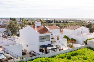 塔维拉FormosaTavira Seaview @Homesbyfc的白色房子的空中景色