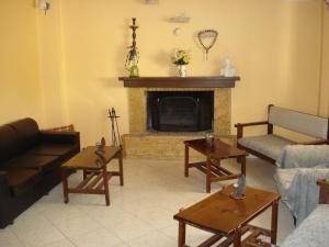 索瓦拉GOLDEN BEACH的客厅设有壁炉和沙发及桌子。