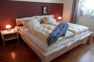 GrainetFerienwohnungen Christa Grabmeier的一间卧室配有一张木架大床