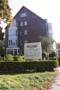 汉堡大博斯特尔区加尼入口酒店的大楼前有办公标志的酒店