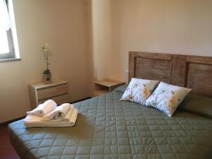 克雷米亚Chalet Buonriposo的一间卧室配有一张床,上面有两条毛巾