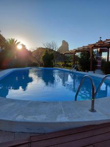 克鲁兹·德·特赫达Chalets Rurales Bentayga的游泳池,享有阳光背景
