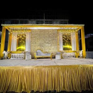 比拉斯布尔Hotel Emperor Paradise的金色舞台上摆着长沙发和窗帘