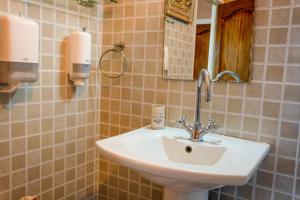 格劳德港米勒索雷别墅的一间带水槽和镜子的浴室