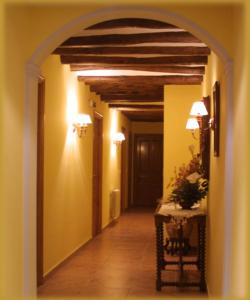 别尔赫CASA RUFAS (Sierra de Guara)的房屋内有拱门的空走廊
