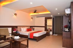 达尔瓦德M R Residency Dharwad.的酒店客房设有床和客厅。