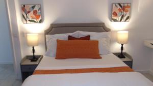 拉帕洛Casa Da Cri的卧室配有带两盏灯的白色床