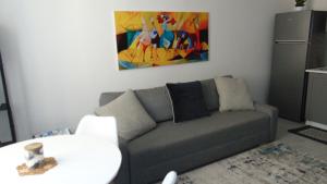 拉帕洛Casa Da Cri的客厅配有沙发和墙上的绘画