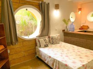 因巴塞Chalé Nova Terra的一间小卧室,配有床和窗户