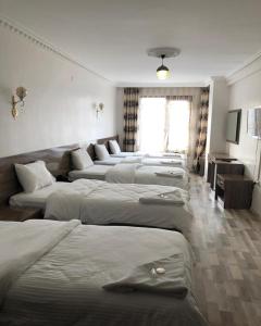 凡城Toprak Hotel的一堆铺在房间里的床