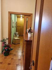 安杰利圣母Da Carla的走廊上设有门和房间