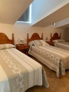别尔赫CASA RUFAS (Sierra de Guara)的一间卧室设有两张床和窗户。