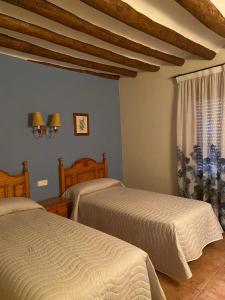 别尔赫CASA RUFAS (Sierra de Guara)的一间卧室设有两张床和窗户。