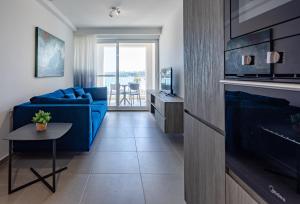 比尔泽布贾Gospa 58 - 2 bedroom apt的客厅配有蓝色的沙发和桌子