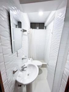 MancosHuascarán Inn的白色的浴室设有水槽和镜子