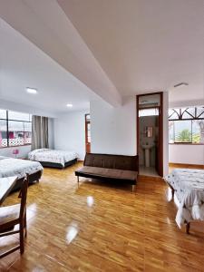 MancosHuascarán Inn的大房间设有两张床和一张沙发