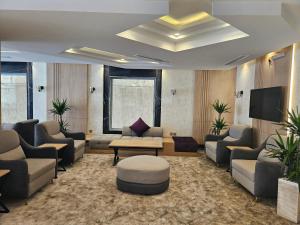麦地那فندق زوايا الماسية فرع الحزام的大堂设有带沙发和电视的等候室