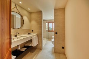 印加Virrey Finca Hotel的一间带水槽、卫生间和镜子的浴室
