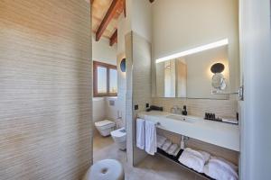 印加Virrey Finca Hotel的一间带水槽、卫生间和镜子的浴室