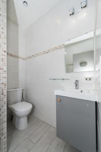 居让梅斯特拉Le Studio de Noreda的白色的浴室设有卫生间和水槽。