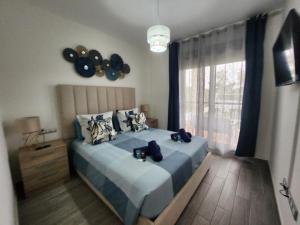 卡勒达德福斯特Ohana home beach and love的一间卧室配有一张带气球的床和窗户。