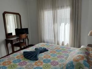 托罗克斯安达卢斯酒店的一间卧室配有一张蓝色浴袍的床