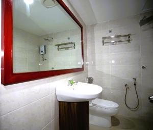 吉隆坡LA ISRA at KL的一间带水槽、卫生间和镜子的浴室