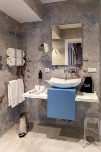 桑坦德Hotel Sol Boutique的一间带水槽和镜子的浴室