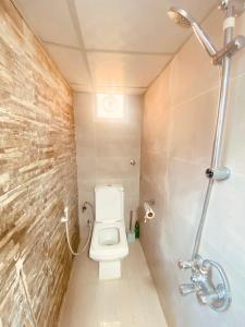 Al RahbaFarmhouse One Bedroom Attached Bathroom的一间带卫生间和淋浴的小浴室