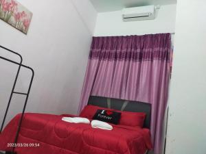关丹Kuantan Homestay Best Facility Wifi BBQ Viu的一间卧室设有红色的床和窗户。