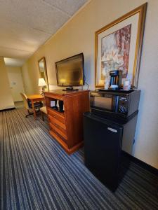 霍斯黑兹Quality Inn Horseheads的酒店客房设有电视和带电视机的书桌