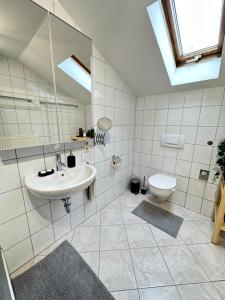 瓦尔兴湖Ferienwohnung Haus Reindl的一间带水槽和卫生间的浴室
